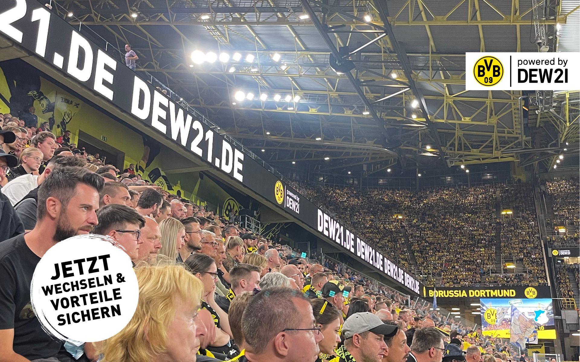 Auf den Zuschauertribünen im Stadion sitzen Fans und schauen gespannt aufs Spielfeld. Durch die Partnerschaft des BVB und der DEW21 profitieren sie von vielen Vorteilen.