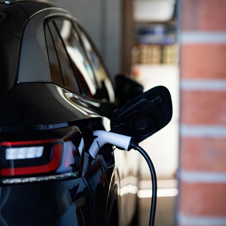 Elektroauto wird aufgeladen.