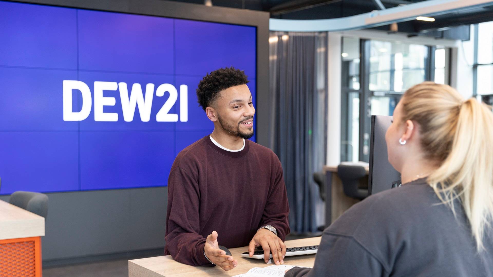 Eine Kundin wird im DEW21 Servicecenter beraten.