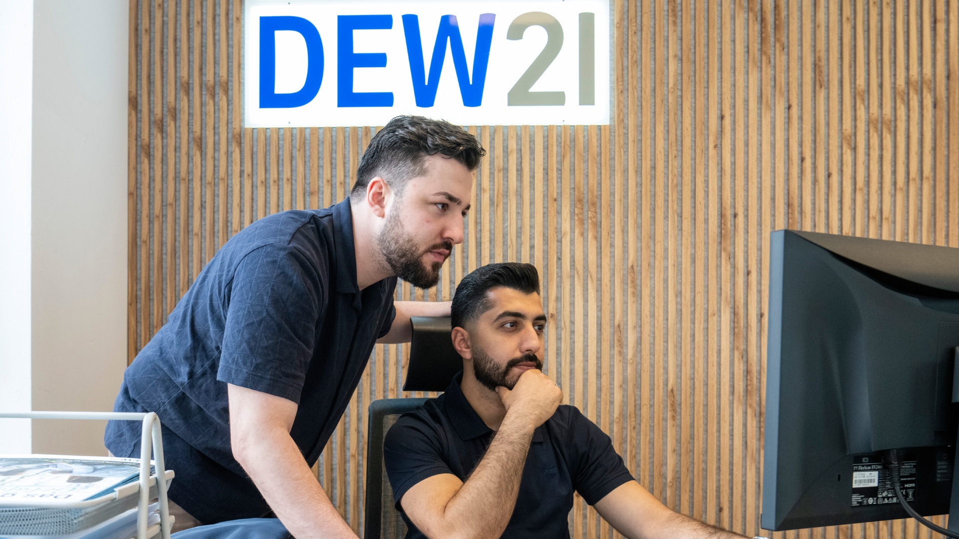 zwei Menschen im Expresscenter am Borsigplatz vor dem Computer