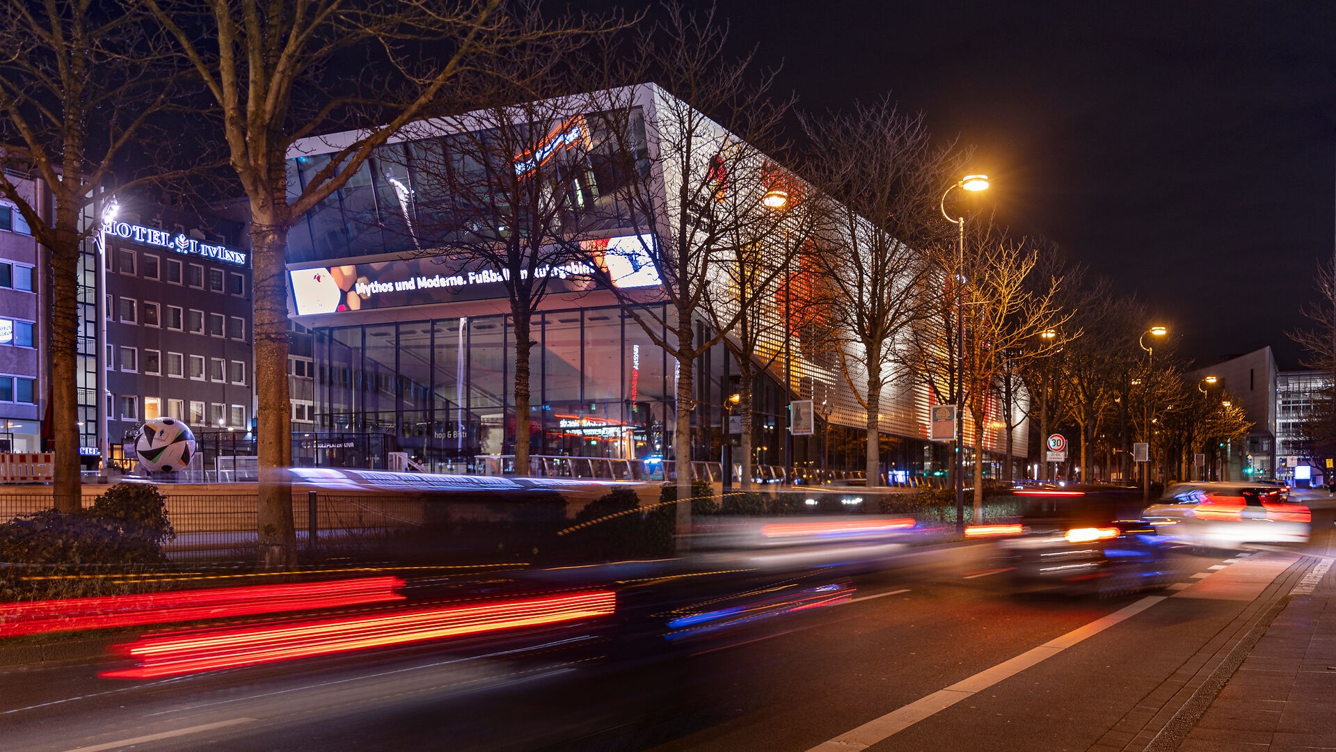 Fußballmuseum bei Nacht