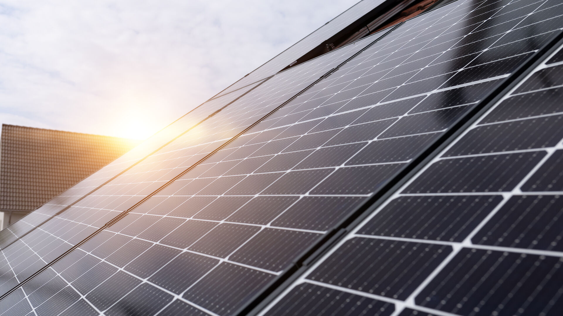 AdobeStock_WECkLd.jpg Photovoltaikanlage mit der Sonne im Hintergrund