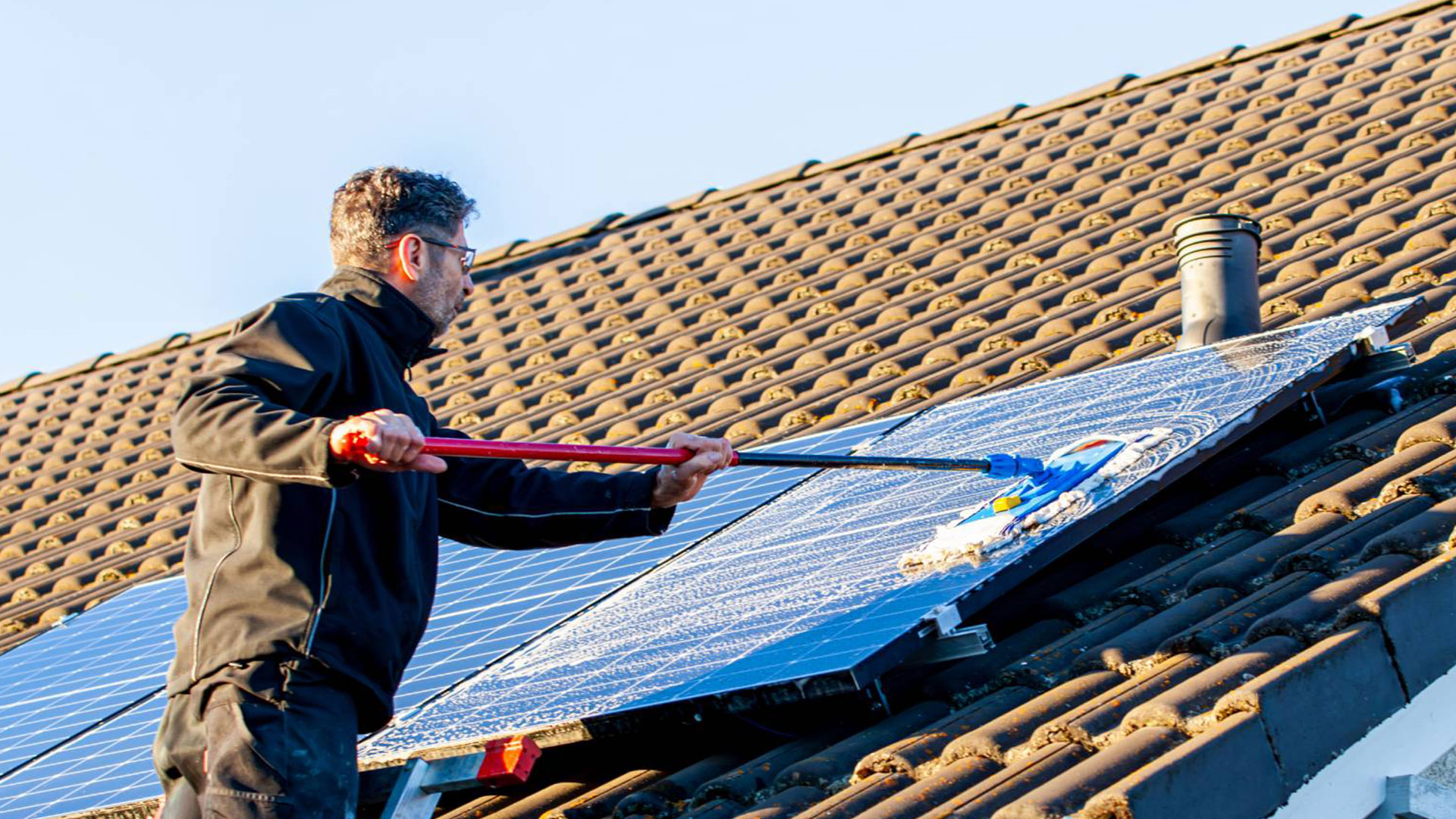 Mensch der Photovoltaikanlage reinigt