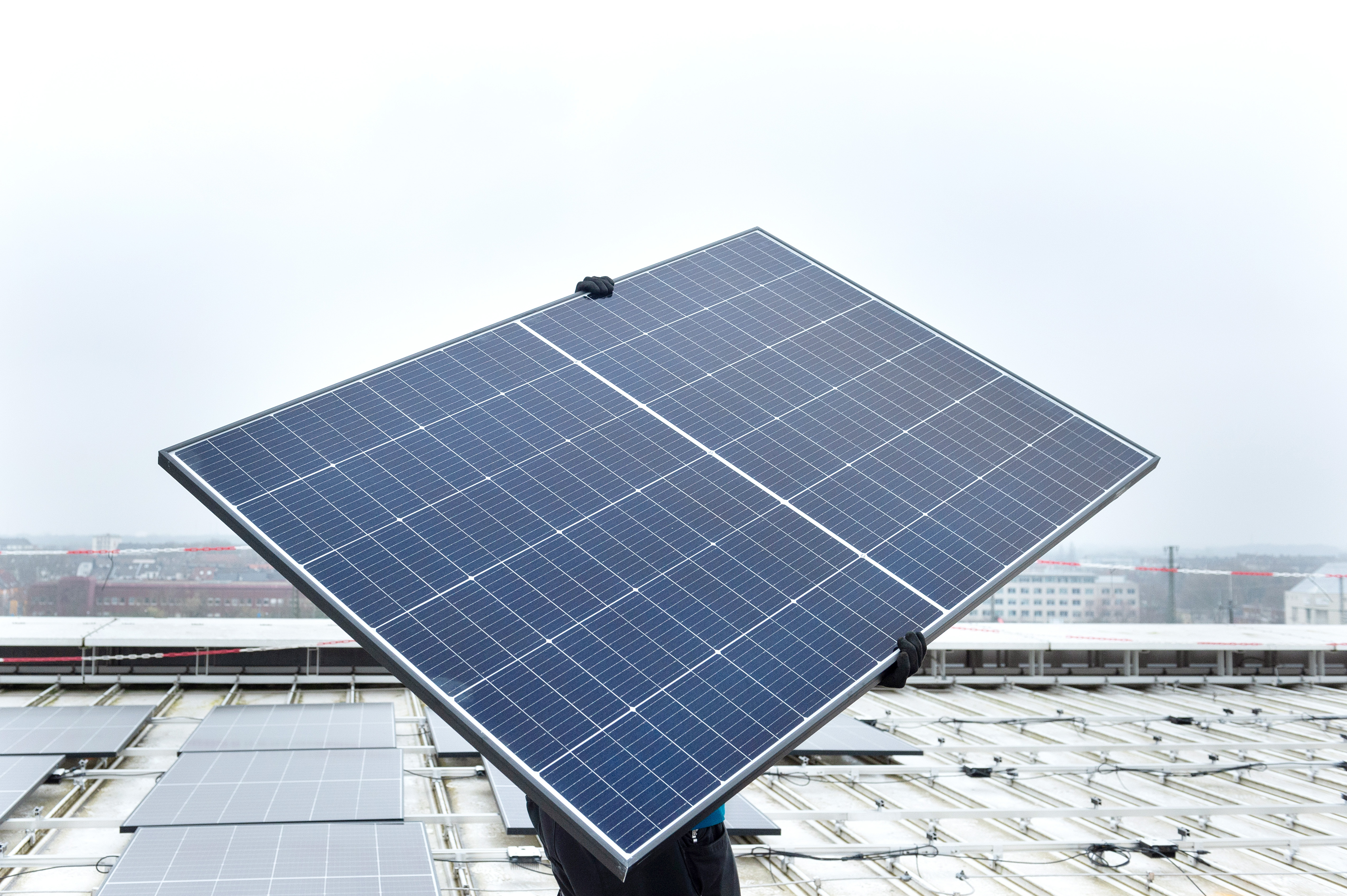 Photovoltaikanlage auf dem Dach zur nachhaltigen Stromerzeugung