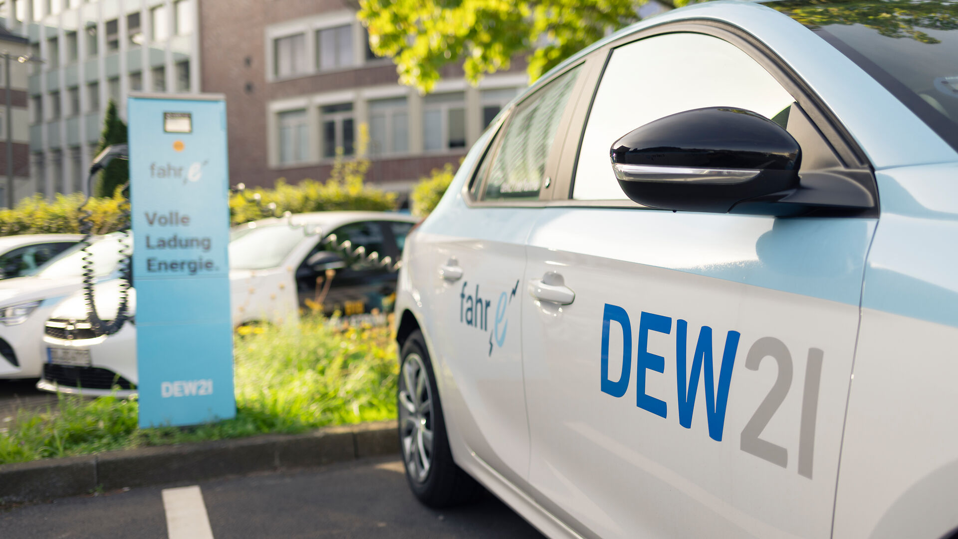 DEW21_E_mobil_02 Ein Elektro DEW21-Dienstwagen, welcher an der Ladesäule angeschlossen ist