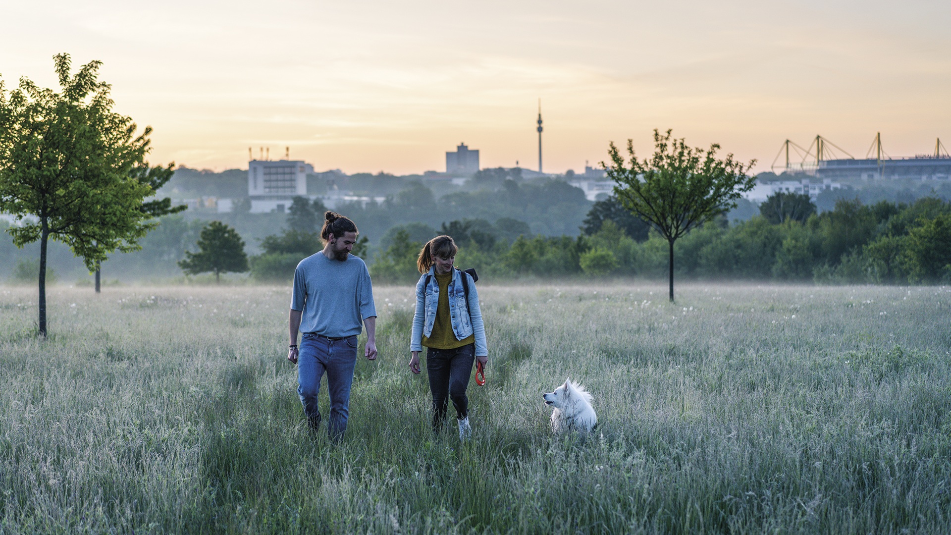 Spaziergang im hohen Gras – Dortmunds Skyline im Hintergrund