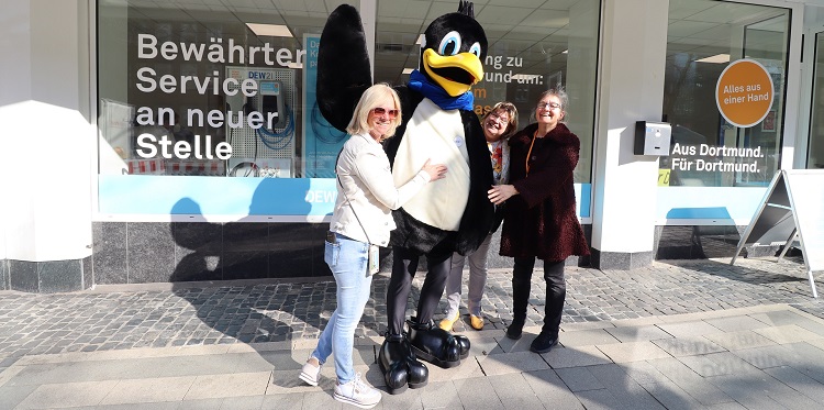 DEW21 Mitarbeiter und Pido der Pinguin gucken in die Kamera