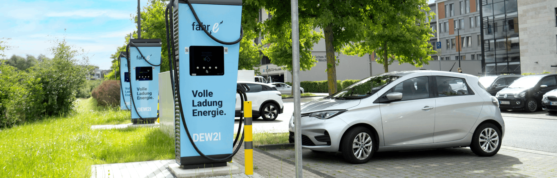 ladesäule von dew21 mit parkenden autos