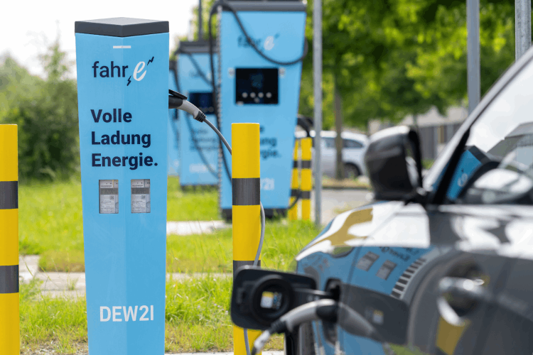 volle ladung energie fahr-e ladesäue von dew21 wo auto beim laden vorsteht