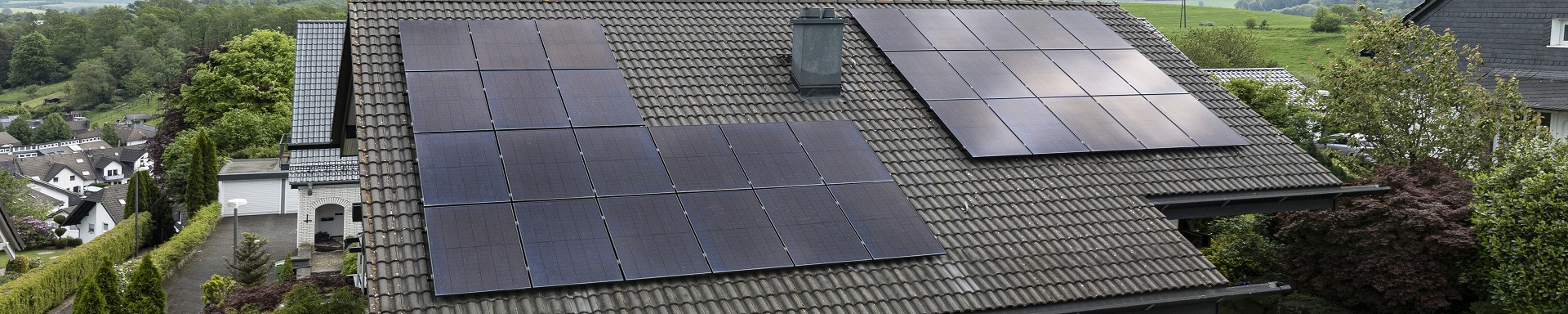 Eine Photovoltaikanlage auf einem Dach.