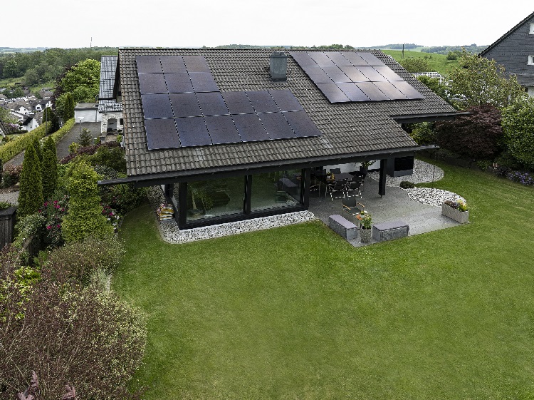 Eine Photovoltaikanlage auf einem Dach.