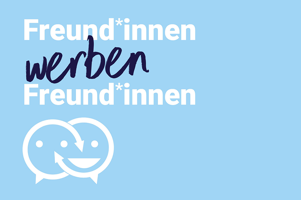 Blauer Hintergrund mit Schriftzug freund*innen werben Freund*innen