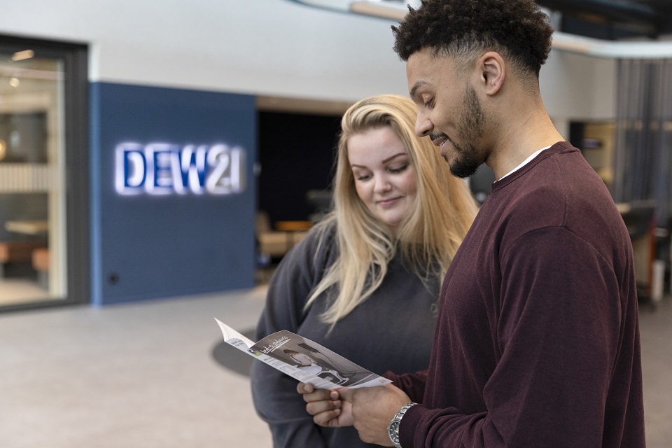 Eine Kundin wird im DEW21 Servicecenter beraten.