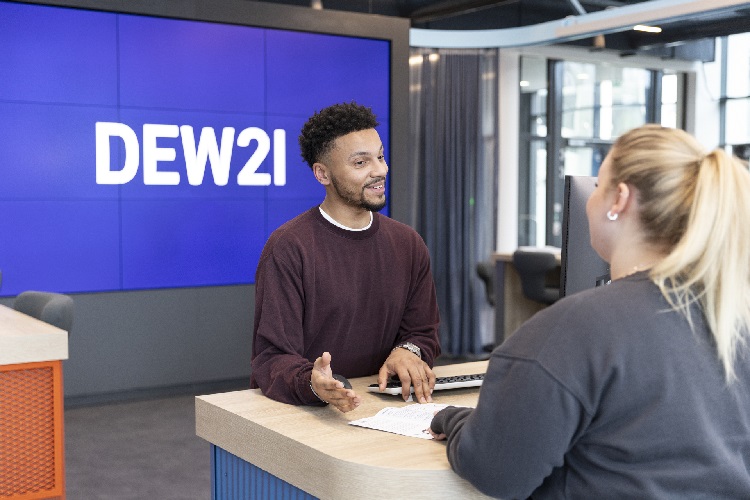 Zwei Menschen stehen im DEW21 Servicecenter.