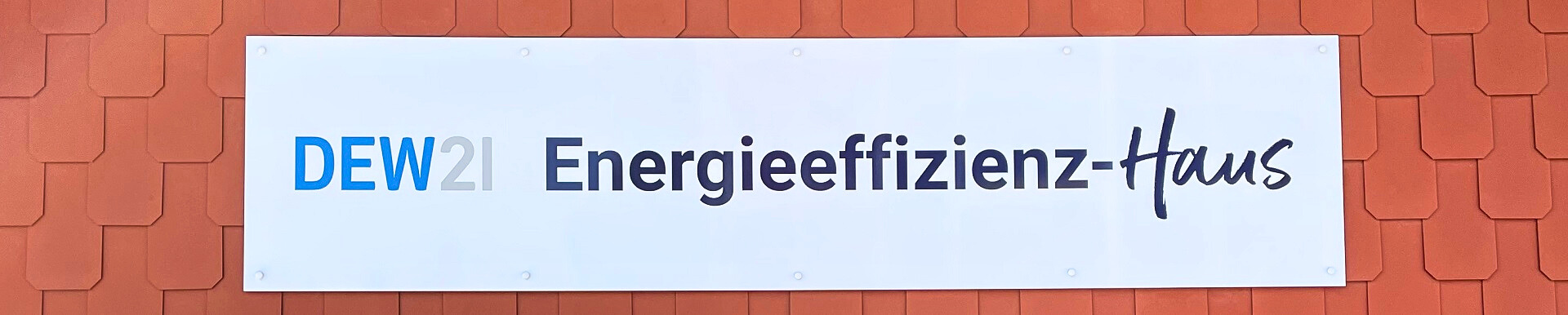 Ein Schriftzug auf dem "DEW21 Energieeffizienz-Haus" steht.