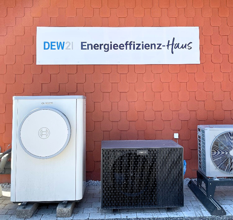 Ein Schriftzug auf dem "DEW21 Energieeffizienz-Haus" steht.