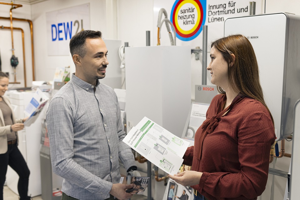Eine Kundin wird im Energieeffizienz-Haus beraten.
