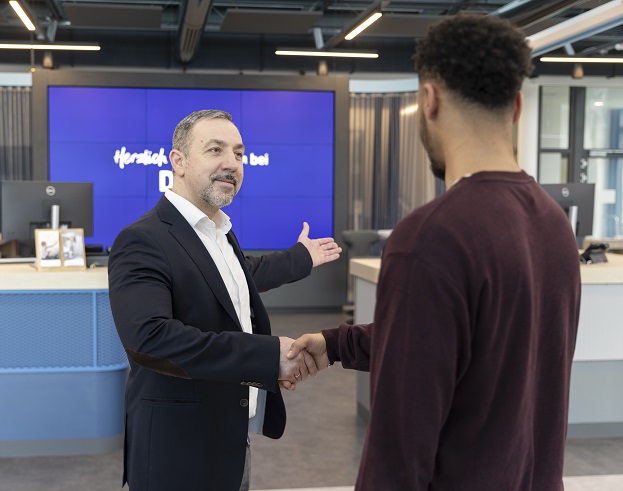 Ein Kunde lässt sich im DEW21 Kundencenter beraten.