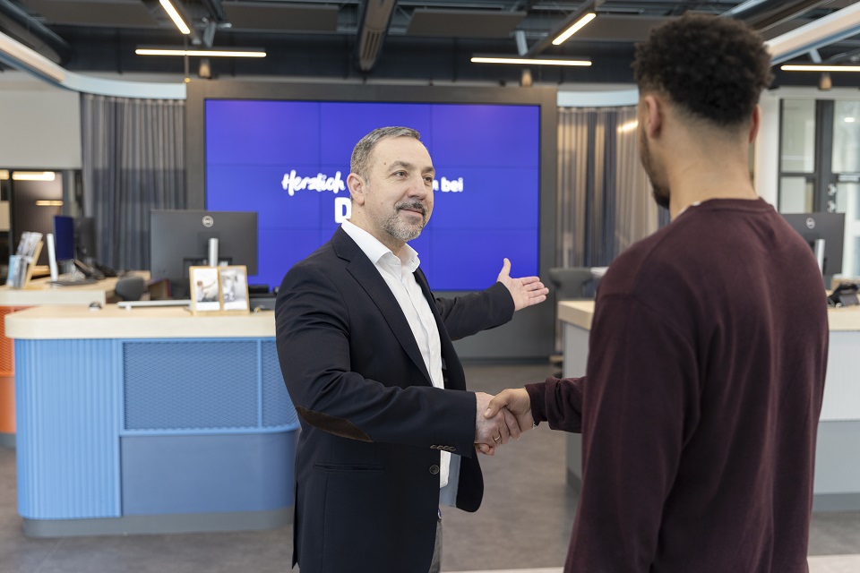 Ein Kunde wird im Servicecenter der DEW21 beraten.