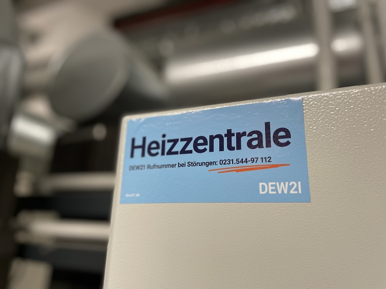 Ein Schild mit der Heizzentrale einer Fernwärmeübergabestation von DEW21.