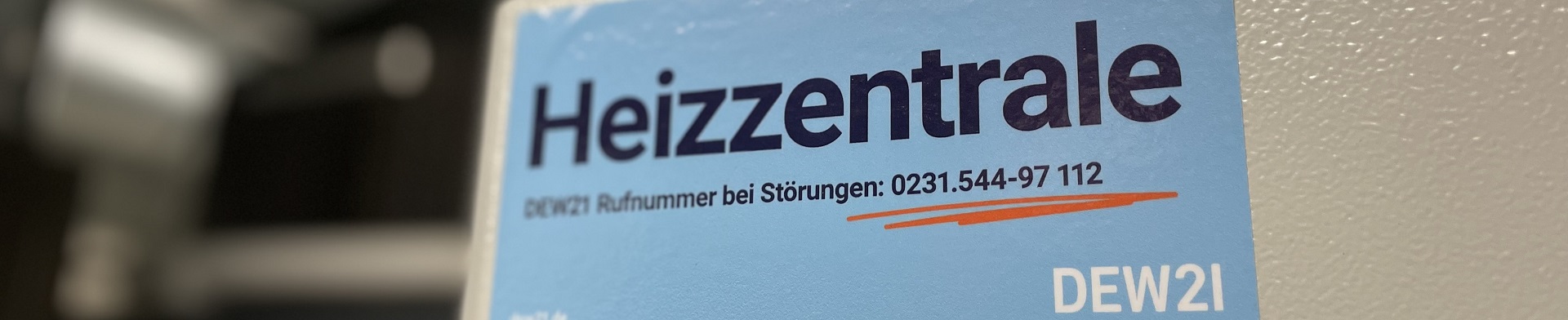Ein Schild mit der Heizzentrale einer Fernwärmeübergabestation von DEW21.
