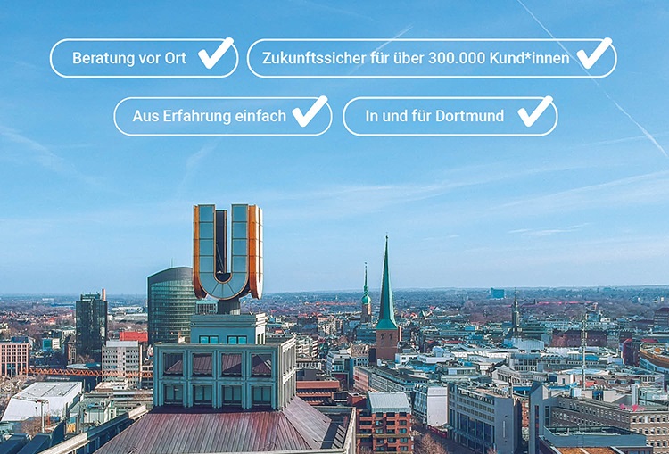 Stadtansicht von Dortmund mit U-Turm im Vordergrund, klarer Himmel mit Kondensstreifen, Textblasen mit Häkchen und deutschem Text: 'Beratung vor Ort', 'Zukunftssicher für über 300.000 Kund*innen', 'Aus Erfahrung einfach', 'In und für Dortmund'.