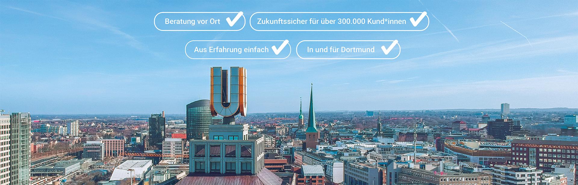 Stadtansicht von Dortmund mit U-Turm im Vordergrund, klarer Himmel mit Kondensstreifen, Textblasen mit Häkchen und deutschem Text: 'Beratung vor Ort', 'Zukunftssicher für über 300.000 Kund*innen', 'Aus Erfahrung einfach', 'In und für Dortmund'.