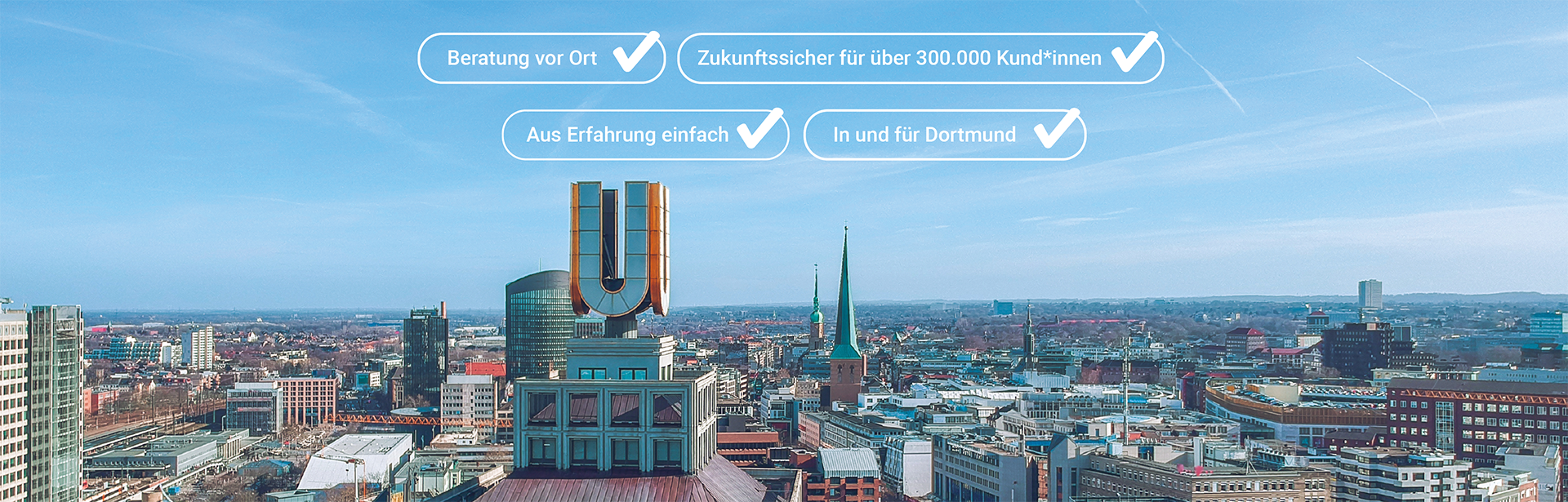 Stadtansicht von Dortmund mit U-Turm im Vordergrund, klarer Himmel mit Kondensstreifen, Textblasen mit Häkchen und deutschem Text: 'Beratung vor Ort', 'Zukunftssicher für über 300.000 Kund*innen', 'Aus Erfahrung einfach', 'In und für Dortmund'.
