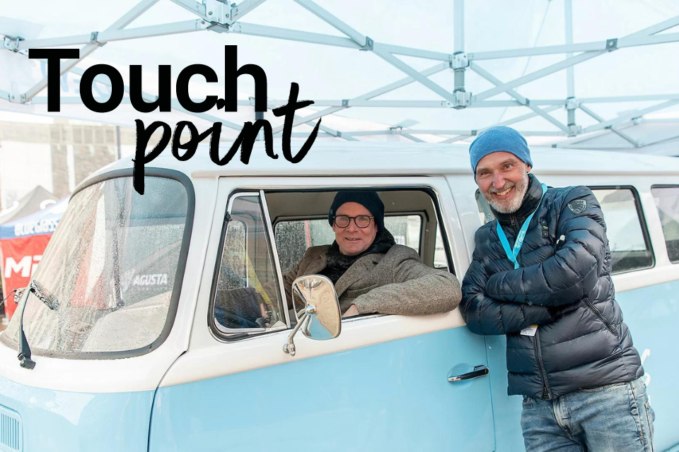 Zwei Mitarbeiter mit dem E-Bus der DEW21 im Magazin Touchpoint