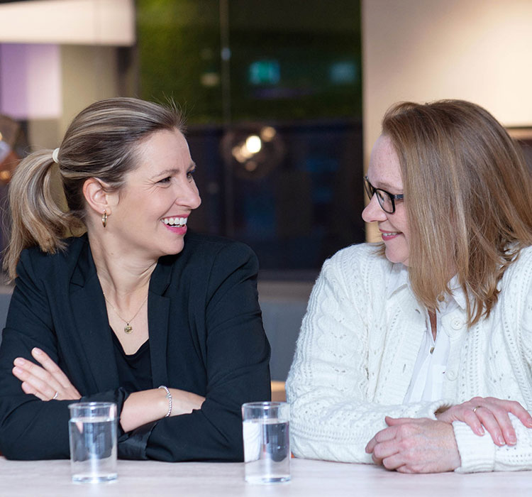 zwei frauen im Gespräch