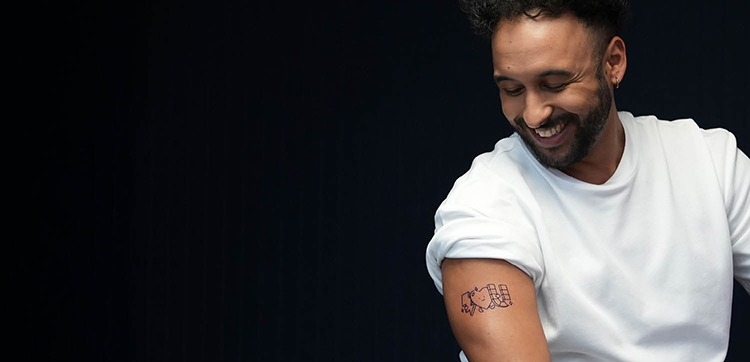Mann mit tattoo auf dem Arm
