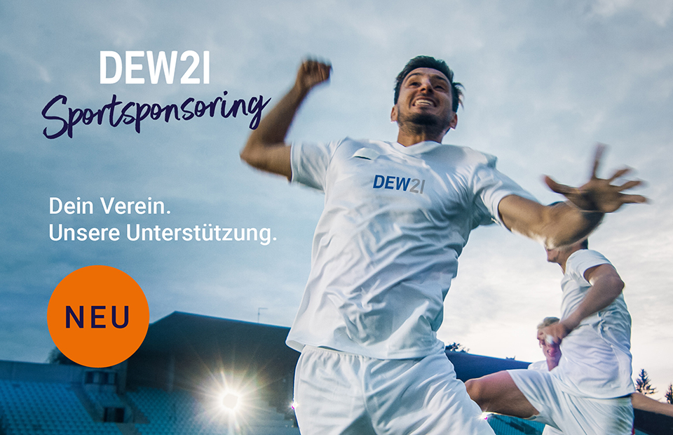 Ein Mann trägt ein DEW21 Sponsoringtrikot.