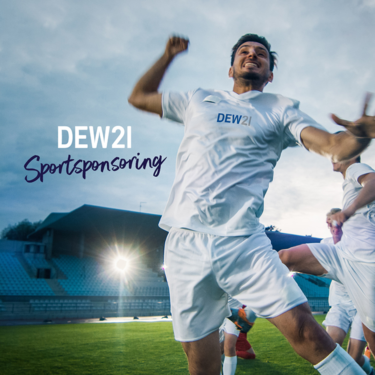 Ein Fußballspieler der ein DEW21 Trikot trägt.