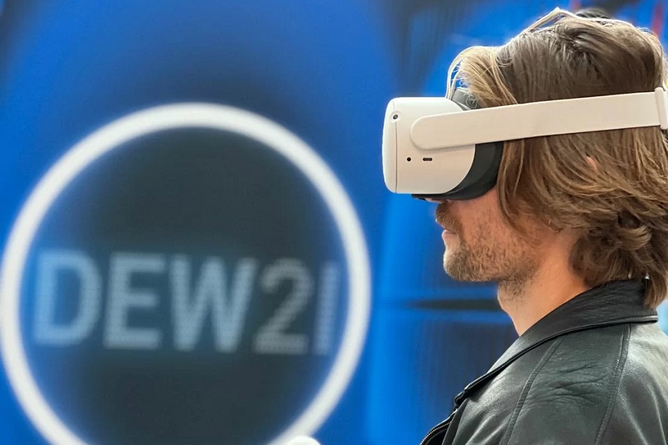Man sieht eine Person im DEW21 Metaverse mit Virtual-Reality-Brille