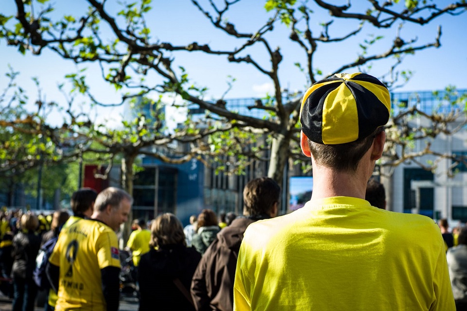 BVB-Fans die zum BVB-Spiel ins Stadion gehen.