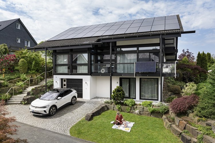 Modernes Haus mit Solardach, Balkonkraftwerk und Garten, nachhaltige Architektur im Wohngebiet