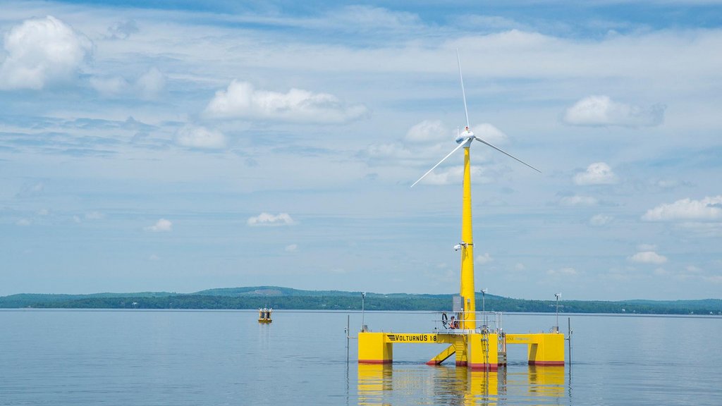 Gelbe schwimmende Windturbine auf Wasser, Text 'VOLTURNUS' sichtbar