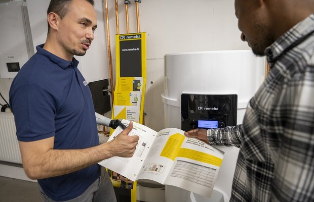 Ein Kunde wird zum Thema Wärmepumpen im Energieffizienz-Haus beraten.