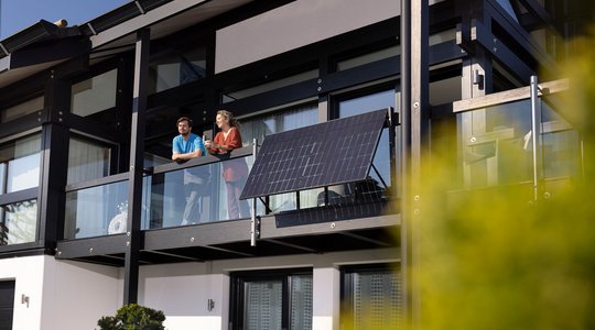 Ein PV-Balkonkraftwerk, welches am Balkon angeschlossen ist. 