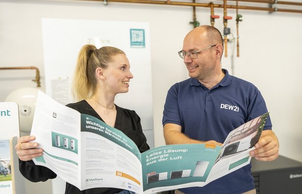 Eine Kundin wird zum Thema Wärmepumpe im Energieeffizienz-Haus beraten.