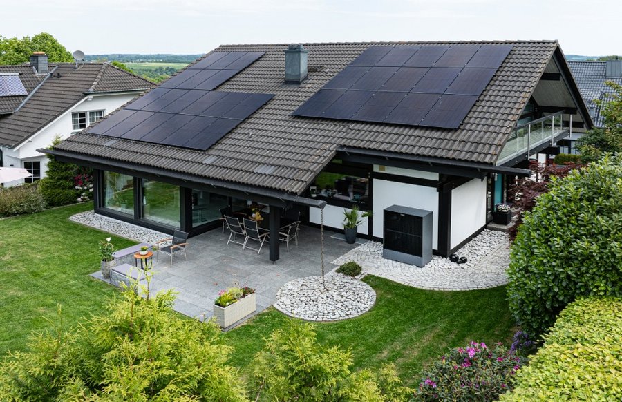 Wohnhaus mit Photovoltaik Modulen