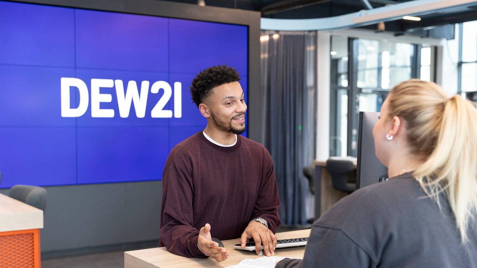 Eine Kundin wird im DEW21 Servicecenter beraten.