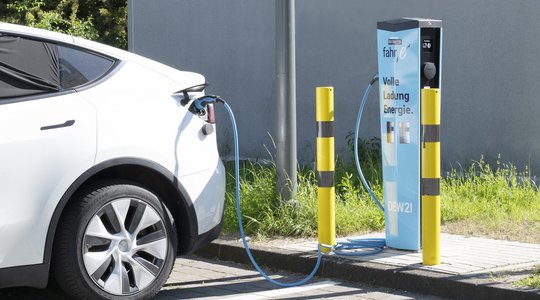 Elektroauto an einer DEW21 Ladesäule