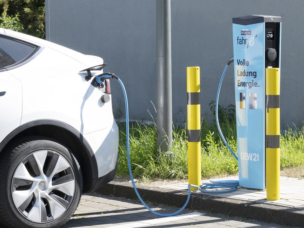 Elektroauto an einer DEW21 Ladesäule