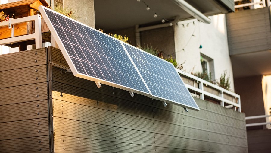 Balkonkraftwerk an einem Mehrfamilienhaus in Düsseldorf