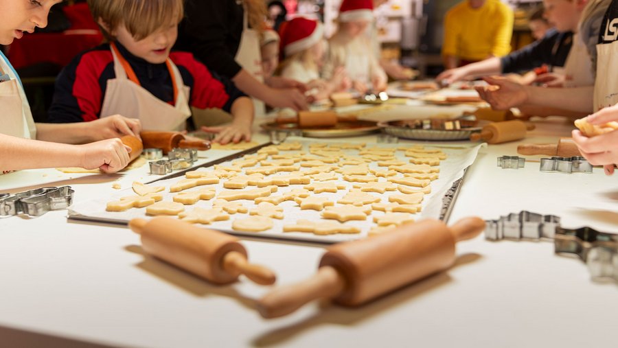 kinder backen plätzchen
