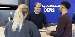 2 Kunden werden bei der DEW21 beraten