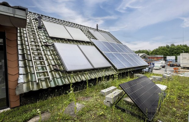 Photovoltaik-Technik auf dem Dach des Energieeffizienz-Hauses.
