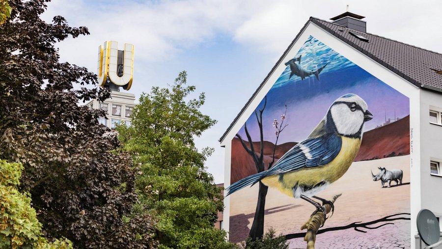 Dortmunder U und Haus mit Vogelgemälde