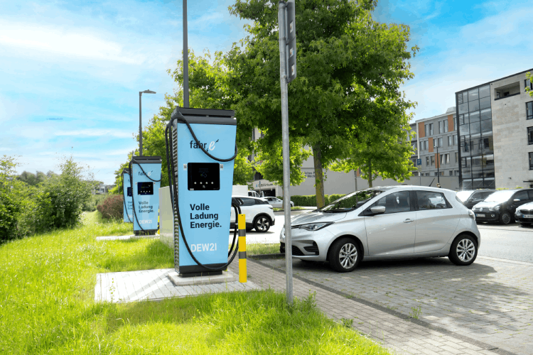 Ladesäulen von DEW21 mit parkenden autos
